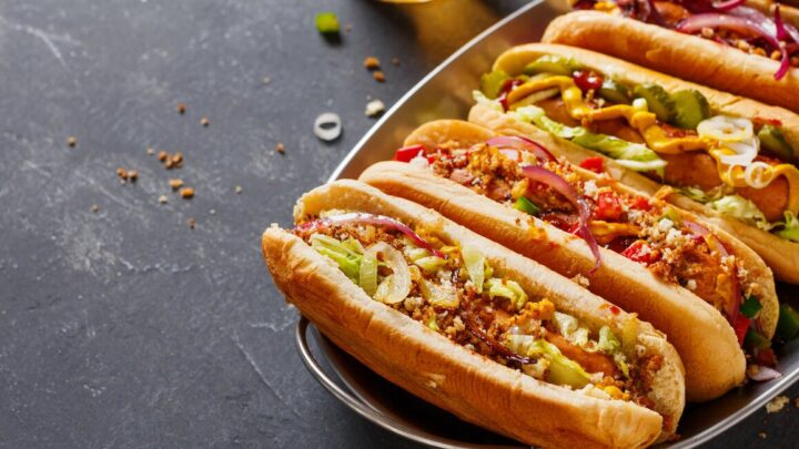 10 receitas gourmet de cachorro quente para degustar o Hot Dog