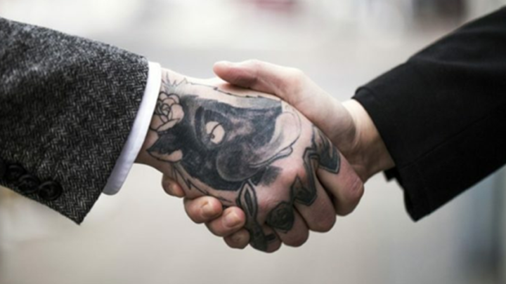 Tatuagem x mercado de trabalho:  há preconceito para contratação?