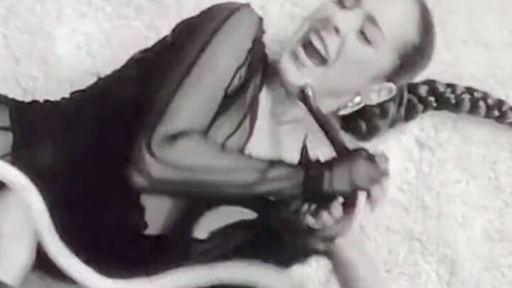 Vídeo mostra cantora levando bote de cobra na cara durante gravação de clipe