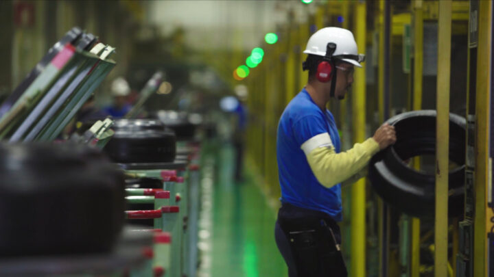 Campanha da Dunlop apresenta para os brasileiros o inventor do pneu