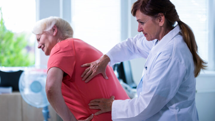 Idade é sinal de alerta para fratura vertebral, diz estudo