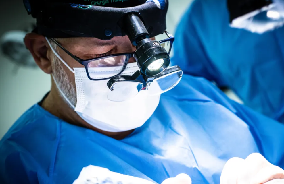 Médico explica benefícios do transplante capilar