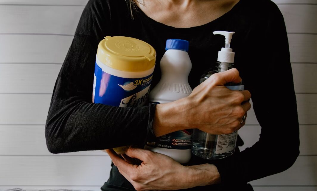 Misturar produtos de limpeza aumenta risco de acidentes