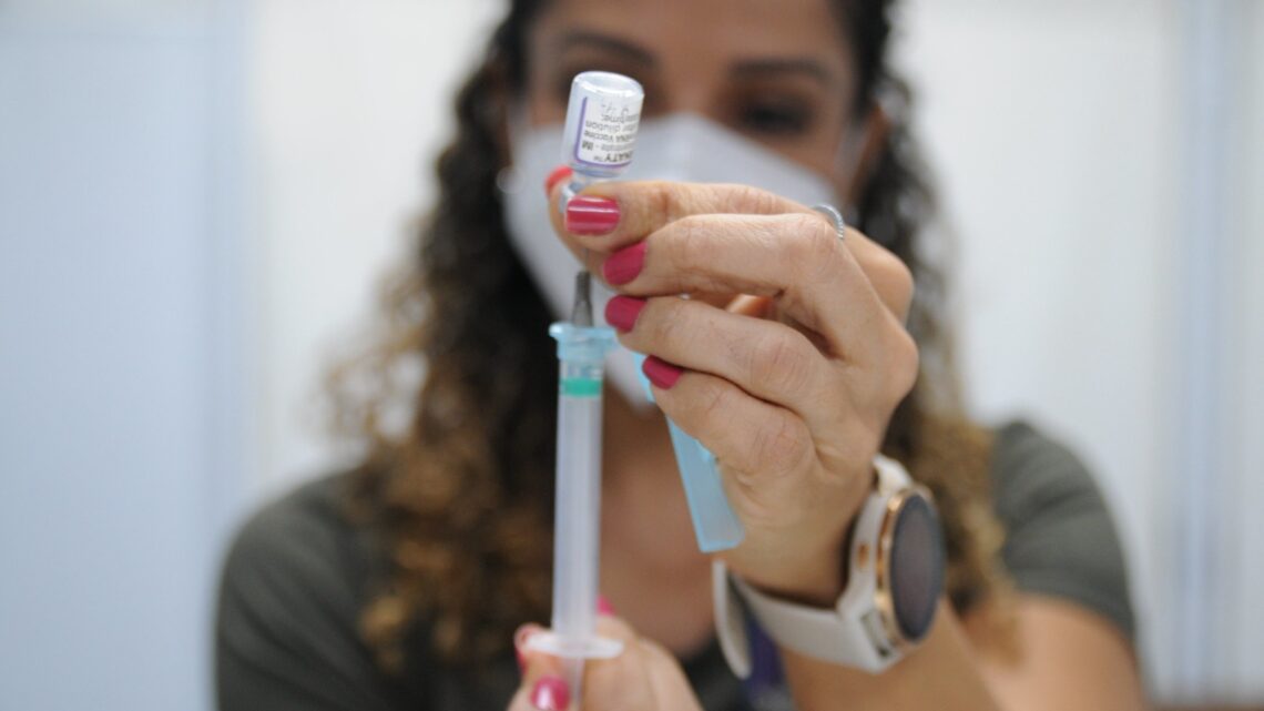 COVID: diminuem os casos e as mortes pela doença