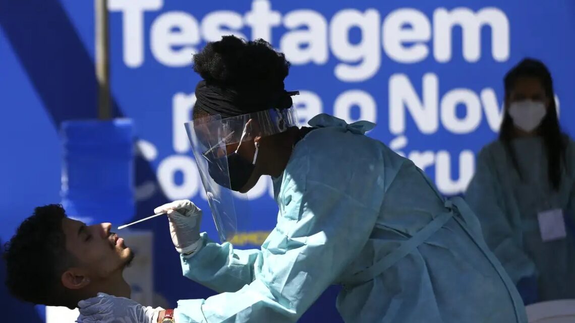 Casos de Covid-19 e mortes decorrentes da doença registram aumento no Brasil