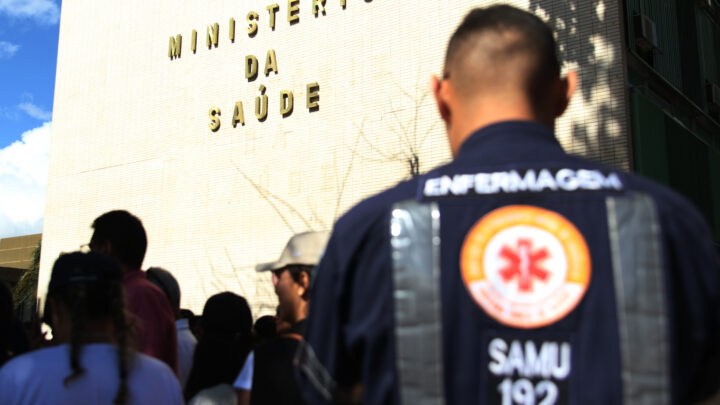 PISO DA ENFERMAGEM: ajuste salarial não é pago em alguns estados