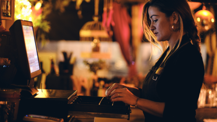 Mulheres são 54% dos funcionários de bares e restaurantes