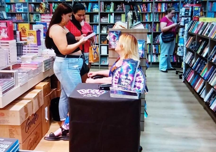 Autora lança livro que alia arte e autoconhecimento