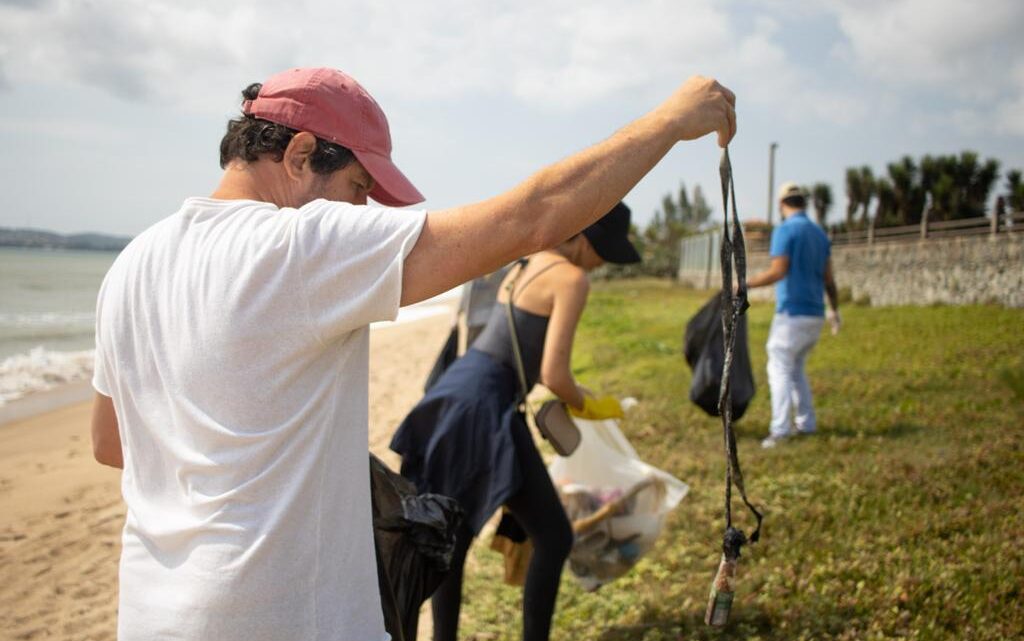 Ação voluntária realiza mutirão de limpeza de praias em Búzios