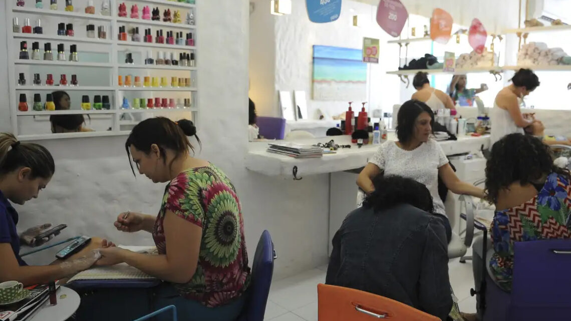 Volume de receitas do setor de serviços diminuiu 0,9% em fevereiro; aponta pesquisa