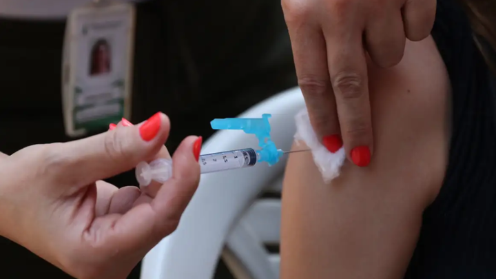 Dengue: SUS aplicou quase 815 mil doses da vacina até o fim de abril