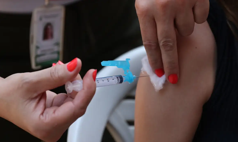 Dengue: SUS aplicou quase 815 mil doses da vacina até o fim de abril