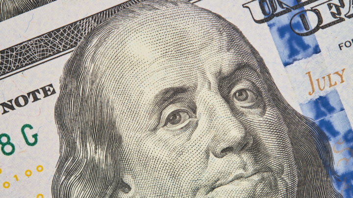 Dólar inicia a semana a R$ 5,07, depois de queda de 0,76%