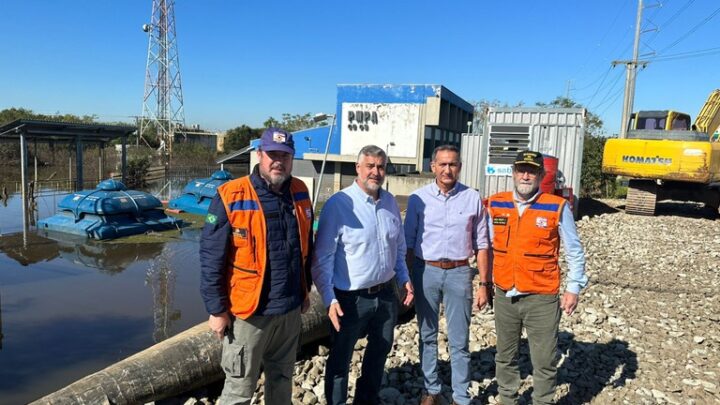 Ministro Waldez Góes acompanha limpeza das ruas de Porto Alegre