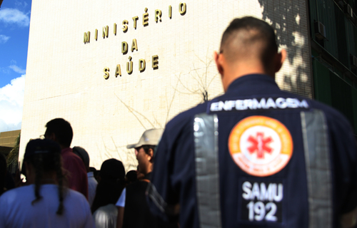 PISO DA ENFERMAGEM: gestores insistem em não transferir valores complementares em alguns estados