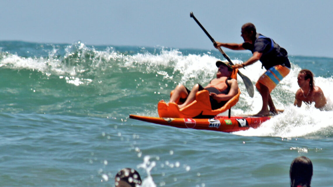 Evento promove surfe para pessoas com deficiência