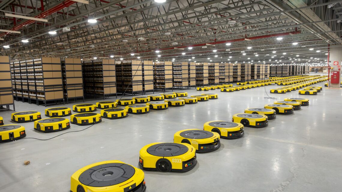 Mercado Livre lança sistema inédito de robôs em sua operação logística no Brasil