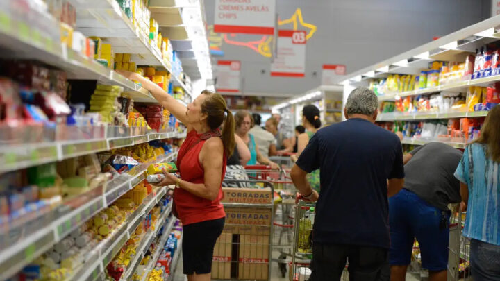 Intenção de consumo das famílias avança 0,5%, marcando crescimento pelo terceiro mês