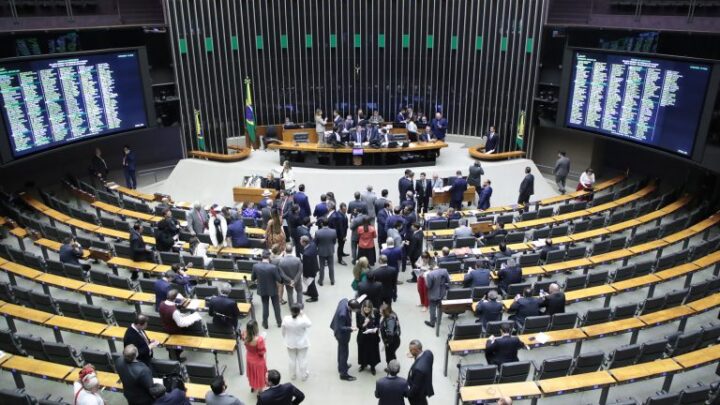 Suspensão cautelar para deputado federal pode melhorar funcionamento da Câmara, diz especialista