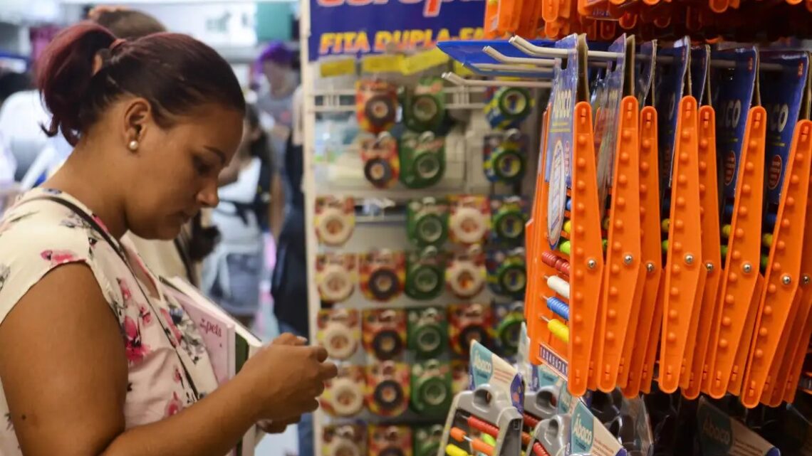 Varejo puxa a economia com a quarta alta consecutiva do ano