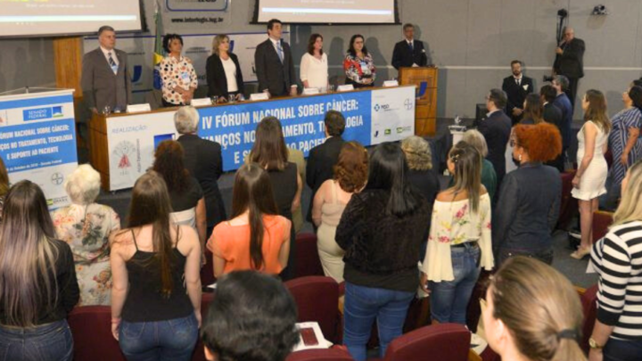 Brasil debate avanços no tratamento e suporte ao paciente oncológico