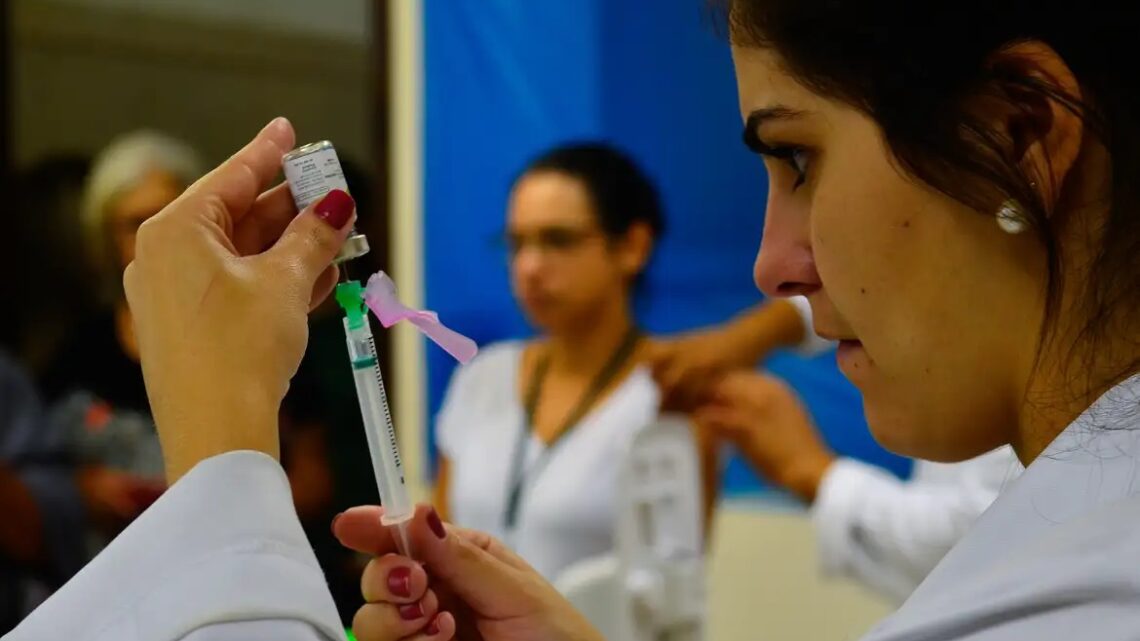 Piso da enfermagem: 1,6 mil municípios podem conferir revisão de dados de maio a agosto de 2023