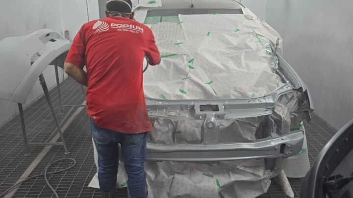 Ambiente controlado garante qualidade na pintura automotiva
