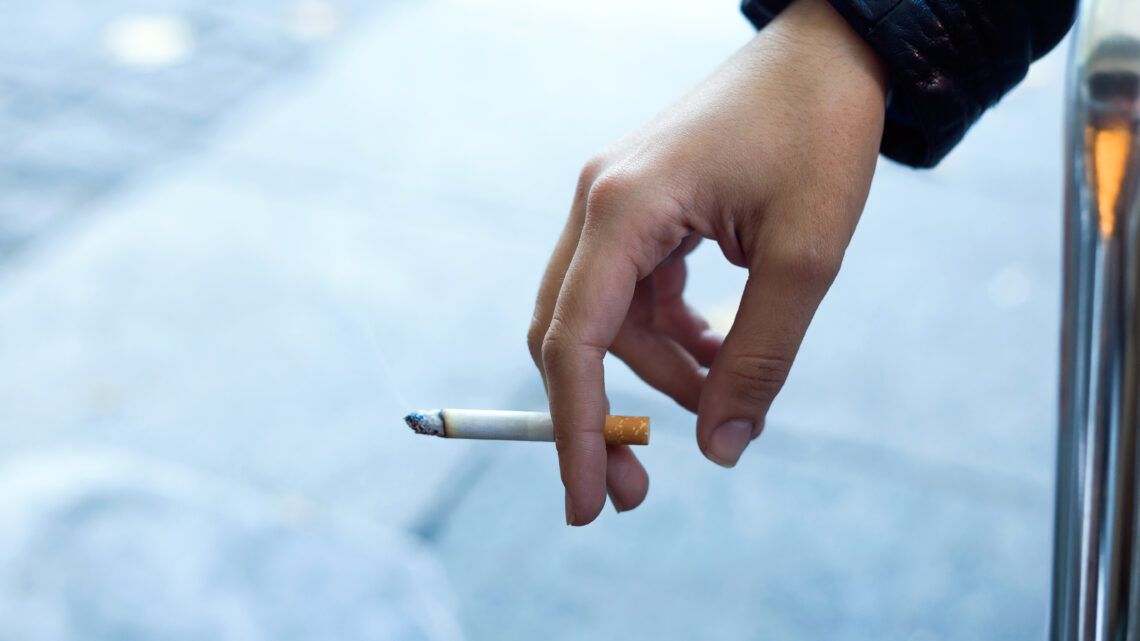 Aumento de impostos e de preço mínimo do cigarro desestimula consumo, mas pode incentivar contrabando, apontam especialistas