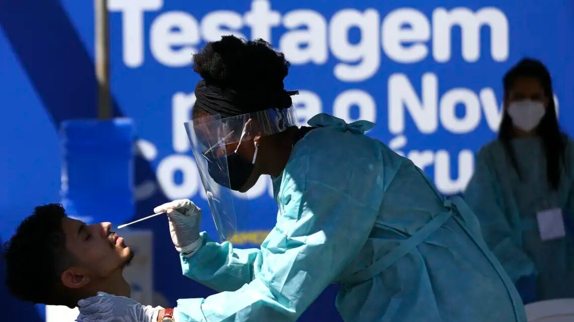 COVID-19: Brasil registra alta de 4,15% na média móvel de casos