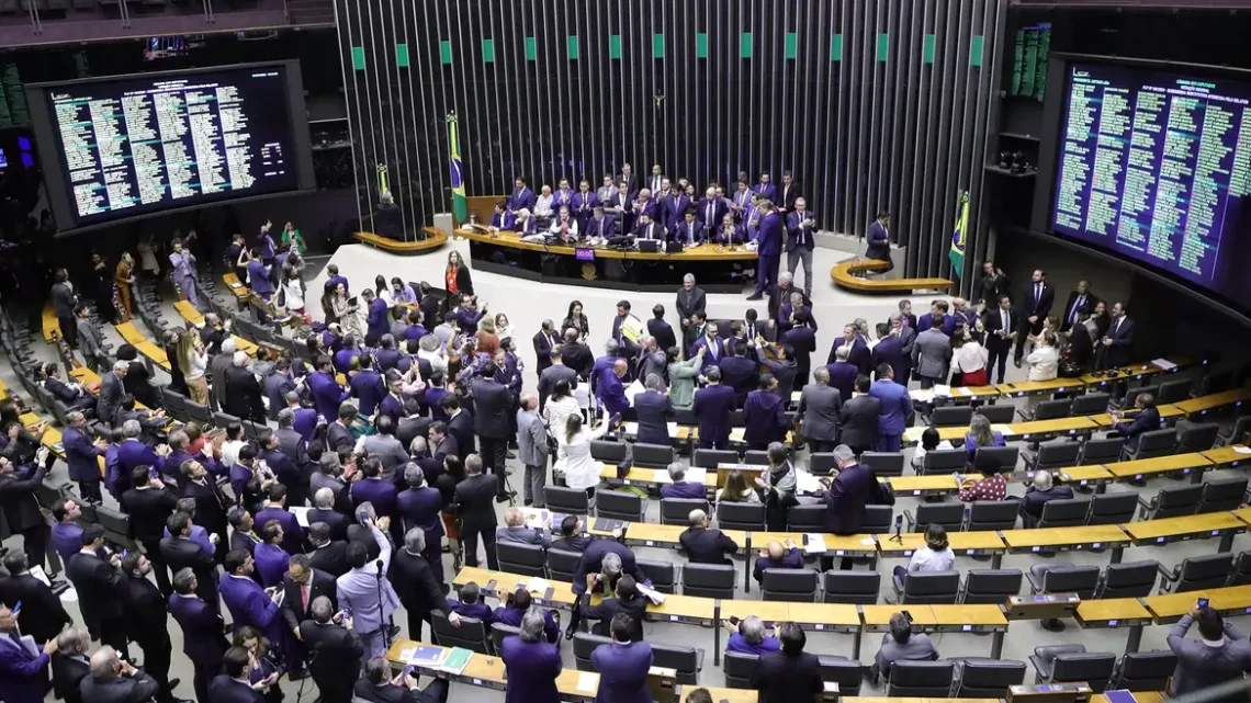 Câmara aprova segundo texto que regulamenta Reforma Tributária e inclui planos previdenciários na cobrança do imposto sobre herança