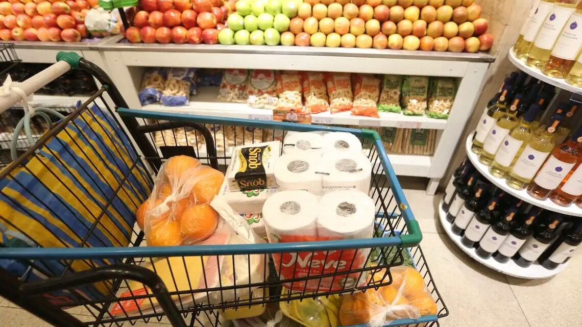 Inflação desacelera em julho para famílias de baixa renda, mas sobe para demais classes