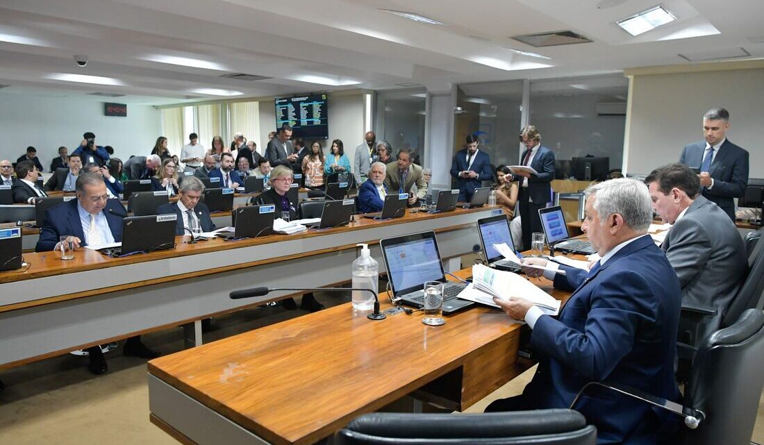 Projeto de lei isenta empresas de pagarem INSS e FGTS de aposentados contratados