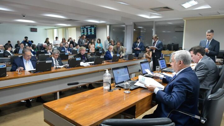 Projeto de lei isenta empresas de pagarem INSS e FGTS de aposentados contratados