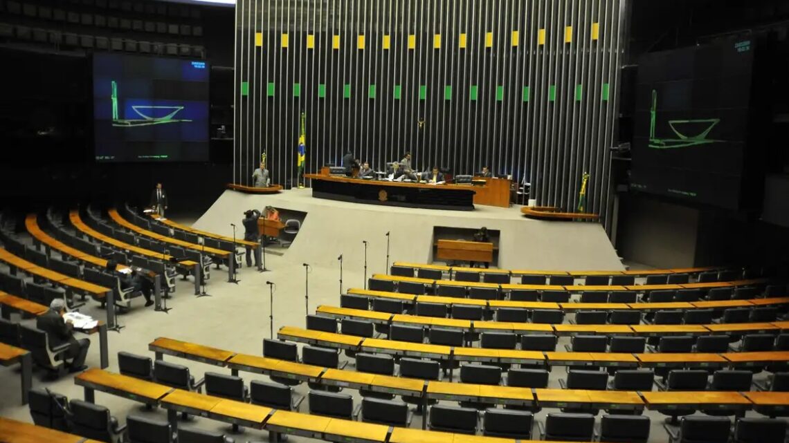 Projeto que debate redistribuição de vagas de deputados segue em discussão na Câmara