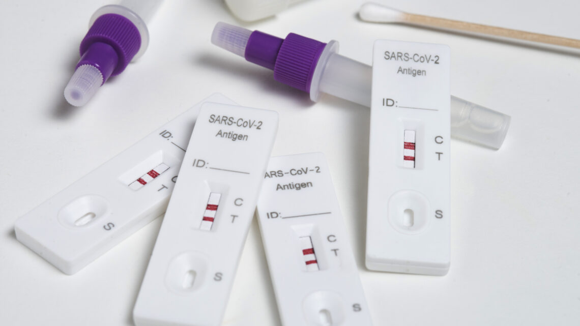 COVID-19: secretarias estaduais de saúde registraram tendência de queda de casos no DF, GO e RJ