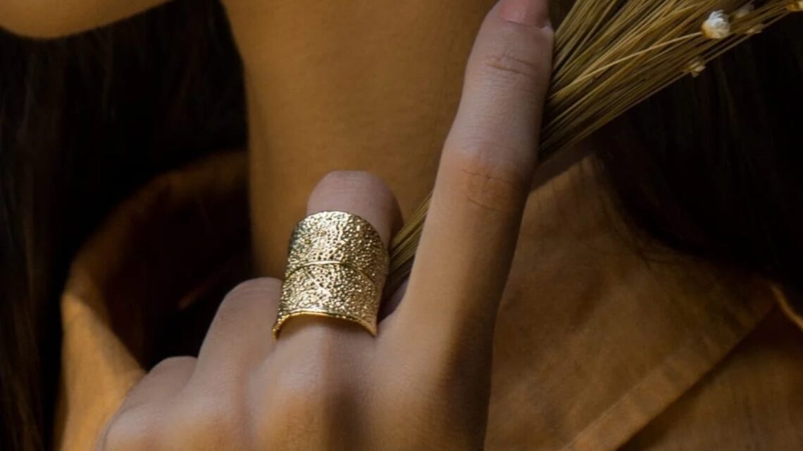 HISTÓRIAS EXPORTADORAS: confira a trajetória de empresa de semijoias da flora brasileira, que superou desconfiança e agora conquista clientes no exterior