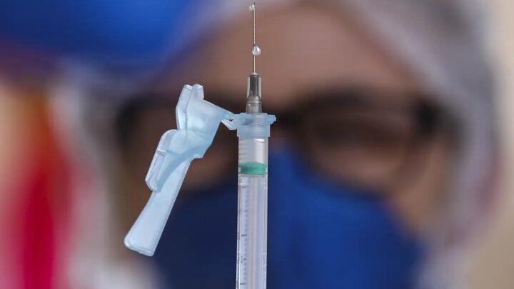 Mpox: Brasil monitora casos e negocia compra de vacinas