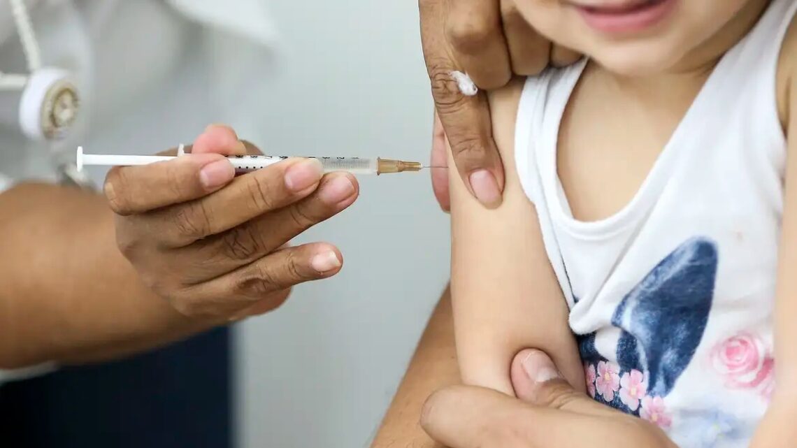 Pandemia da Covid-19 prejudicou a cobertura vacinal da poliomielite, avalia infectologista