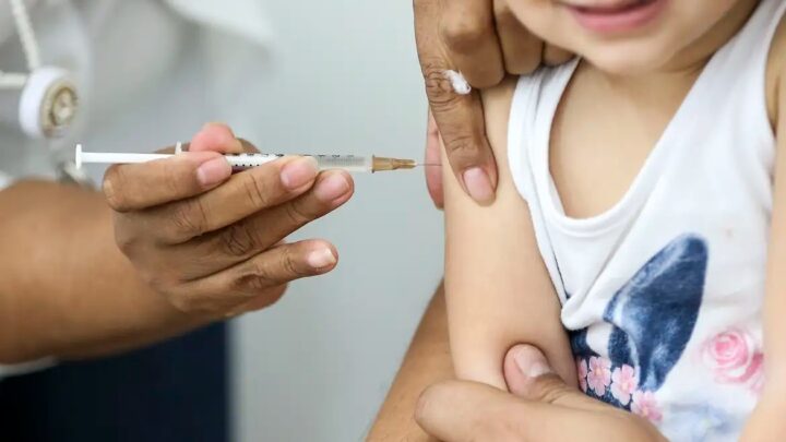 Pandemia da Covid-19 prejudicou a cobertura vacinal da poliomielite, avalia infectologista