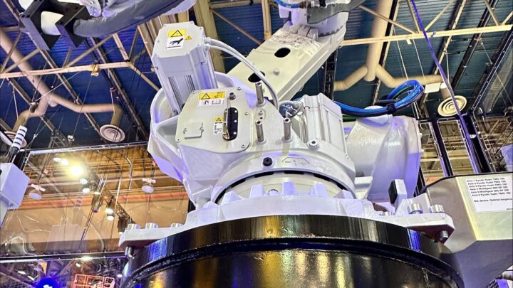 ABB mostra robô que carrega caminhões elétricos