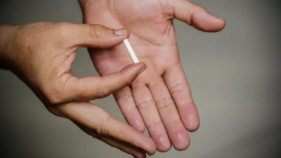 Associação de Hormonologia critica decisão da Anvisa de suspender implantes hormonais manipulados