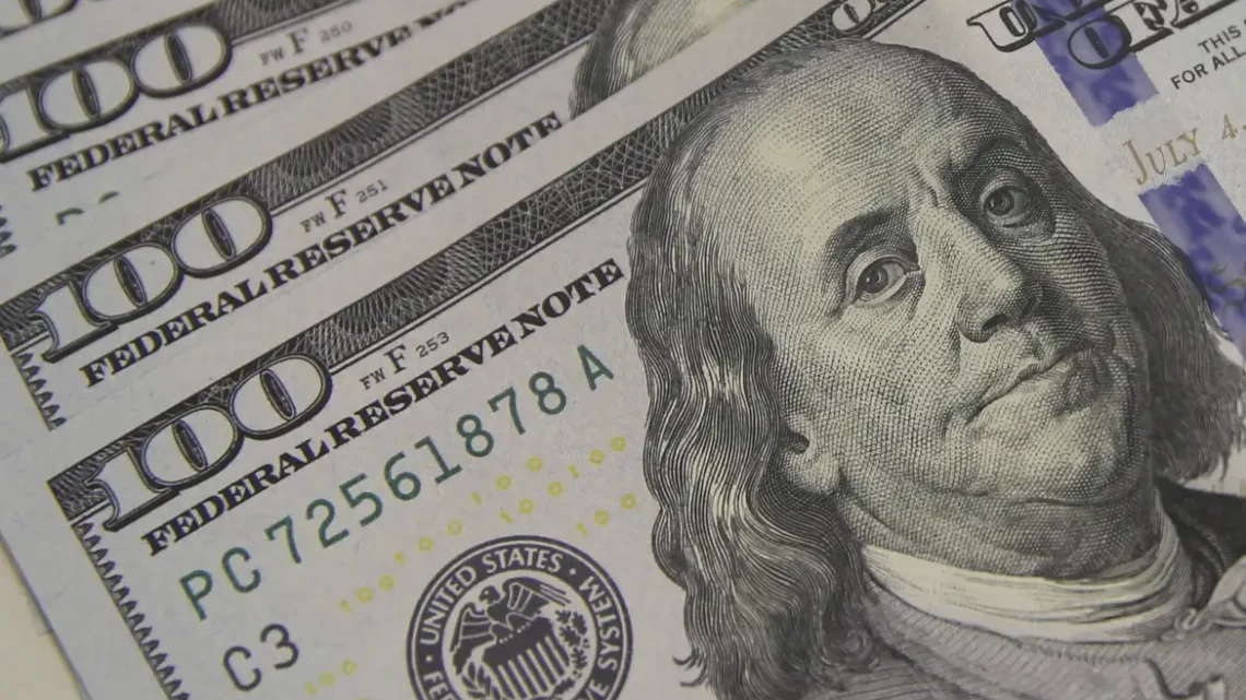 Dólar fecha a R$ 5,86, puxado por indefinição na condução fiscal do Brasil