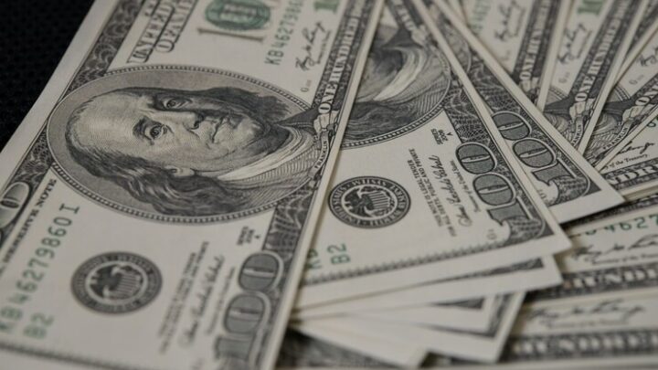 Dólar fecha em queda no Brasil apesar de cenário externo