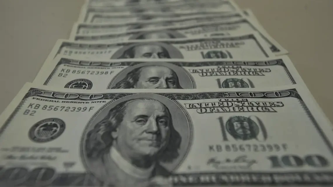 Dólar fecha última sessão em alta e vai a R$5,81