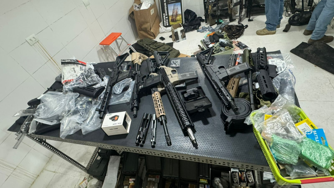 Polícia apreende 150 armas escondidas em bunker atrás de guarda-roupa em SP