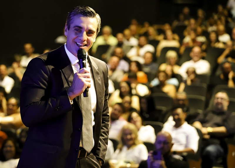 Rafael Piovezan toma posse em solenidade no Teatro Municipal