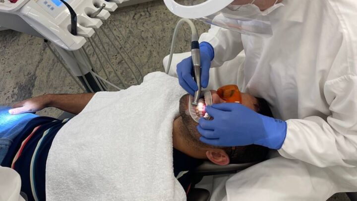 Tecnologia permite clareamento dental com facetas em um dia