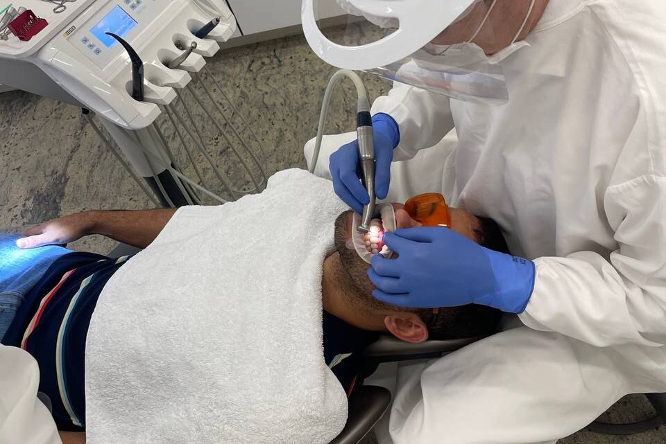 Tecnologia permite clareamento dental com facetas em um dia