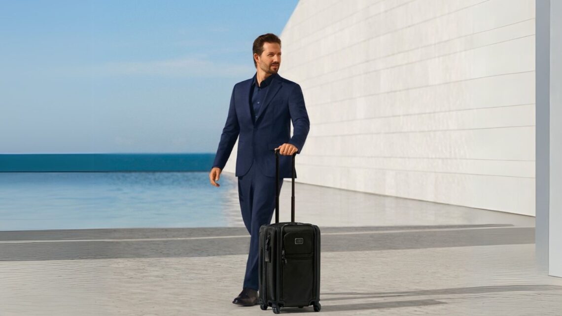 TUMI celebra 50 anos com campanha “Made For You Since 1975”