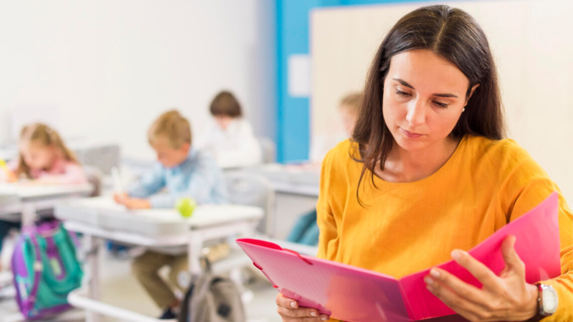 Mulheres predominam nas escolas, mas desafios persistem